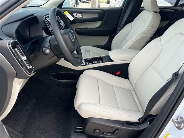 2025 Volvo XC40 B5 Ultra Bright Theme