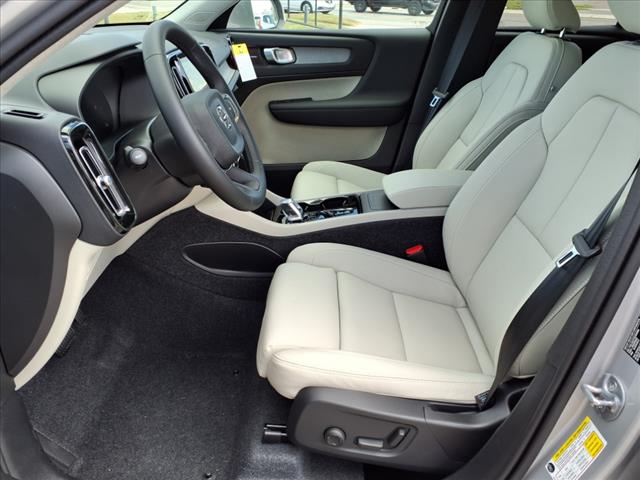 2025 Volvo XC40 B5 Ultra Bright Theme