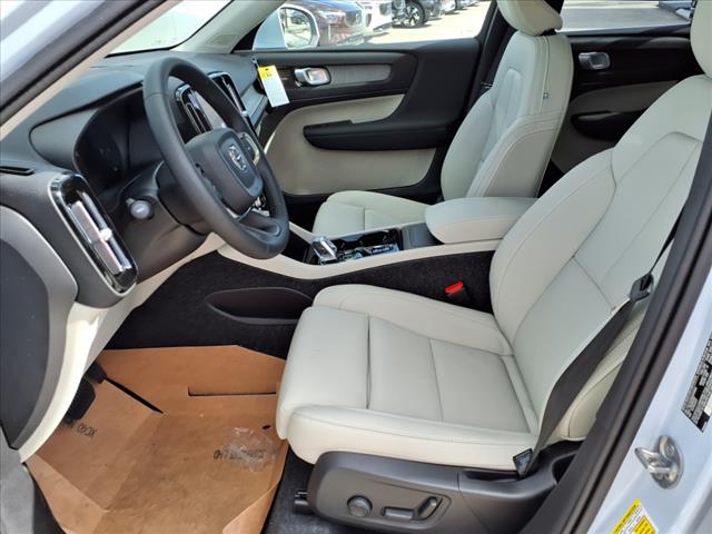2025 Volvo XC40 B5 Ultra Bright Theme