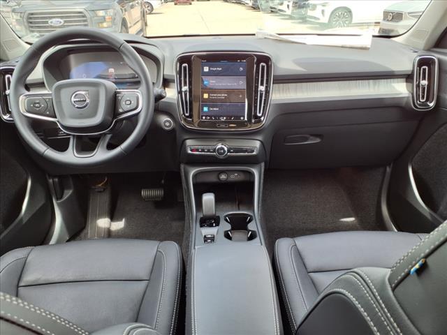 2025 Volvo XC40 B5 Core Bright Theme