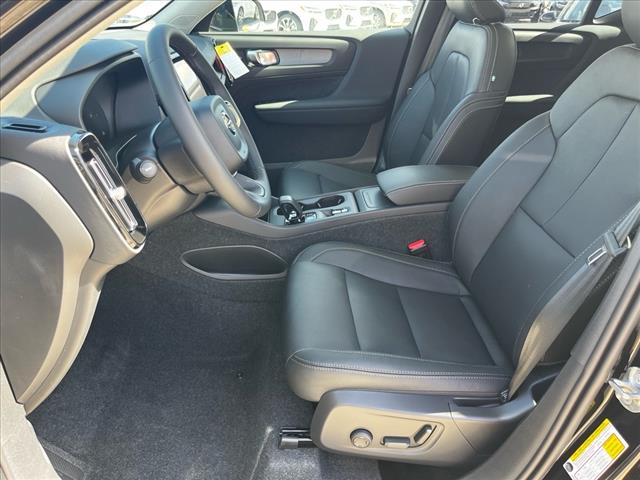 2025 Volvo XC40 B5 Core Bright Theme