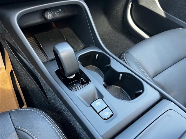 2025 Volvo XC40 B5 Core Bright Theme