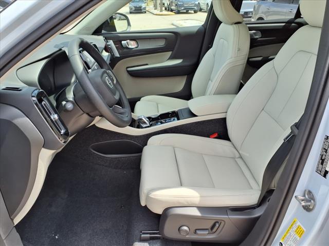 2025 Volvo XC40 B5 Ultra Dark Theme