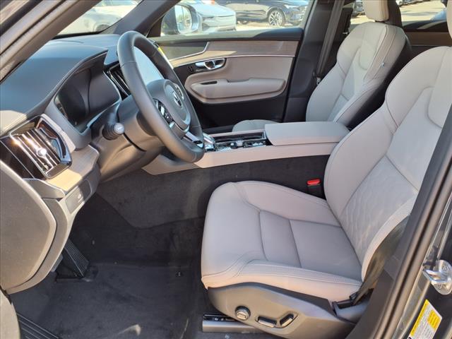 2025 Volvo XC90 B5 Core Bright Theme