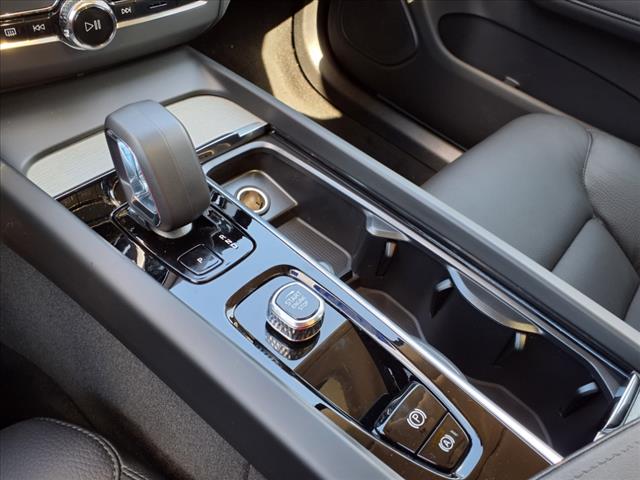2025 Volvo XC60 B5 Plus Dark Theme