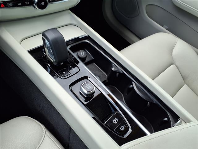 2025 Volvo XC60 B5 Core Dark Theme