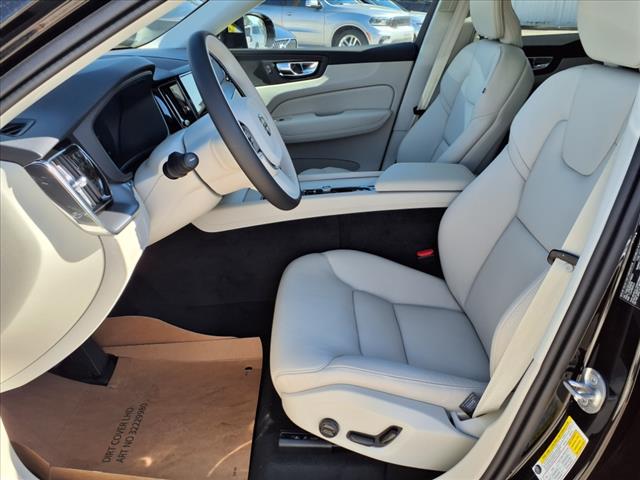 2025 Volvo XC60 B5 Core Dark Theme