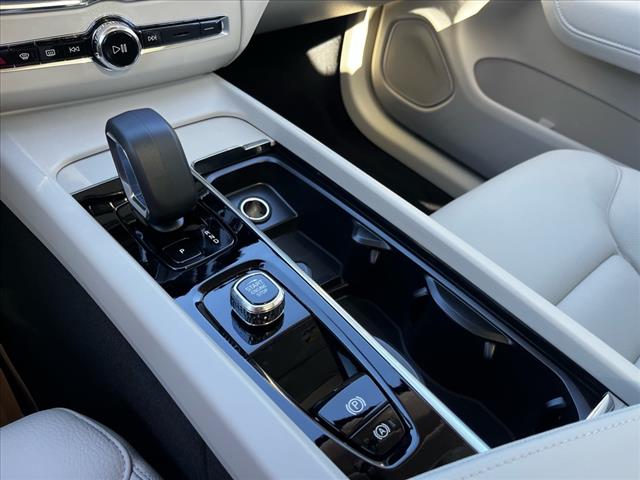 2025 Volvo XC60 B5 Core Dark Theme