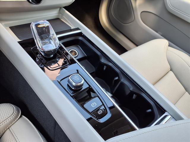 2026 Volvo XC60 B5 Ultra Dark Theme