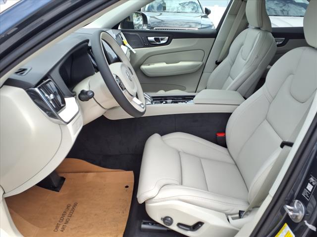 2026 Volvo XC60 B5 Ultra Dark Theme