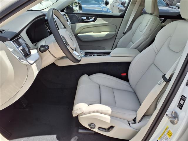 2026 Volvo XC60 B5 Ultra Dark Theme