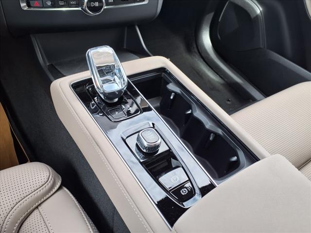 2026 Volvo B6 AWD ULTRA DARK THEME 7 B6 Ultra Dark Theme 7P