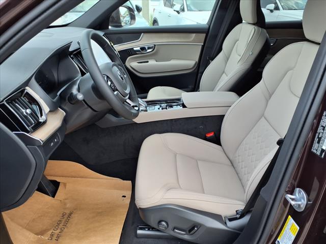 2025 Volvo XC90 T8 Core Bright Theme