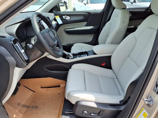 2025 Volvo XC40 B5 Plus Dark Theme