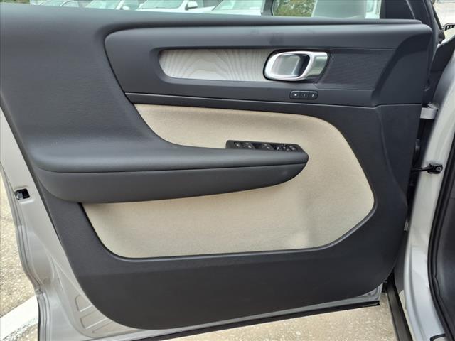 2025 Volvo XC40 B5 Plus Bright Theme