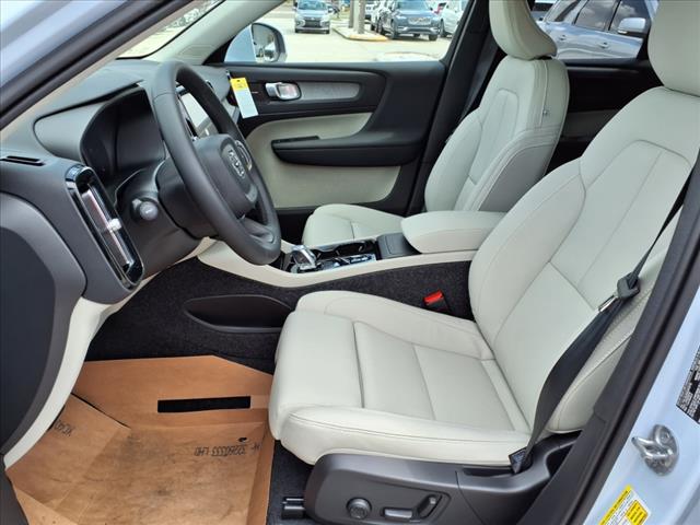 2025 Volvo XC40 B5 Plus Bright Theme