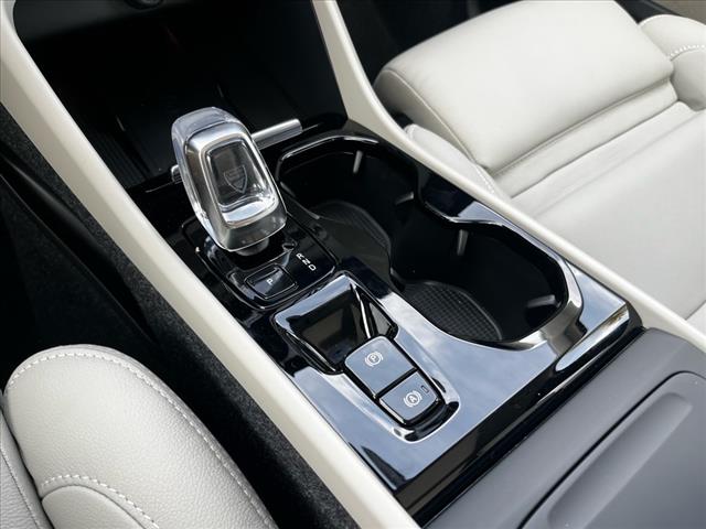 2025 Volvo XC40 B5 Ultra Bright Theme