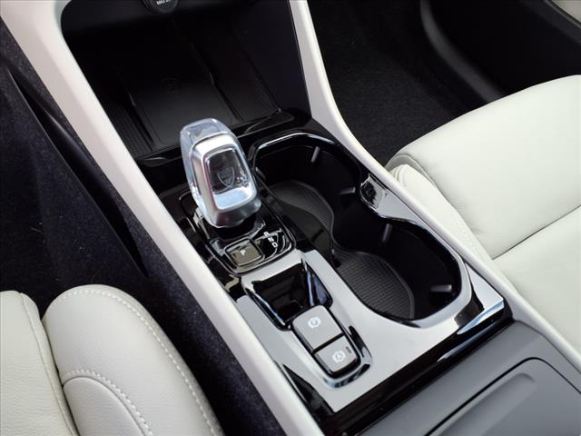 2025 Volvo XC40 B5 Ultra Bright Theme
