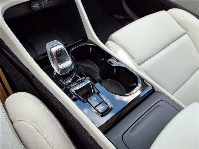 2025 Volvo XC40 B5 Ultra Bright Theme