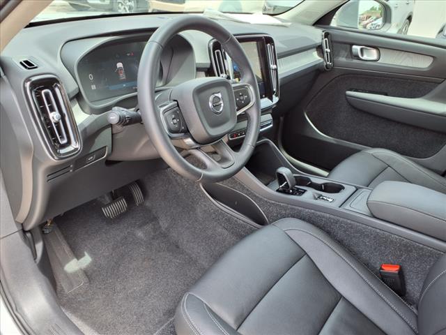 2025 Volvo XC40 B5 Core Bright Theme