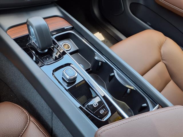 2025 Volvo XC60 B5 Plus Dark Theme