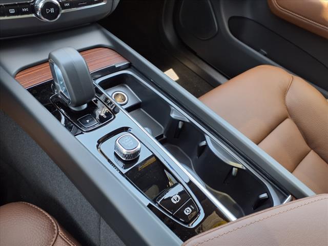 2025 Volvo XC60 B5 Plus Dark Theme
