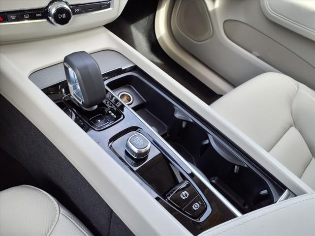 2025 Volvo XC60 B5 Plus Dark Theme