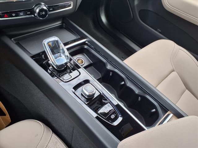 2026 Volvo XC60 B5 Plus Dark Theme