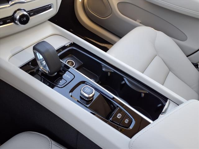 2025 Volvo XC60 B5 Core Dark Theme