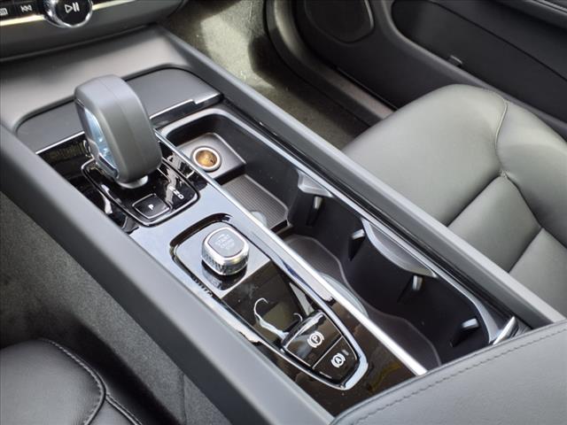 2025 Volvo XC60 B5 Core Dark Theme