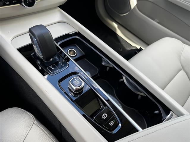 2025 Volvo XC60 B5 Core Dark Theme