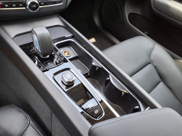 2025 Volvo XC60 B5 Core Dark Theme