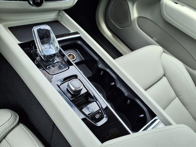 2026 Volvo XC60 B5 Ultra Dark Theme