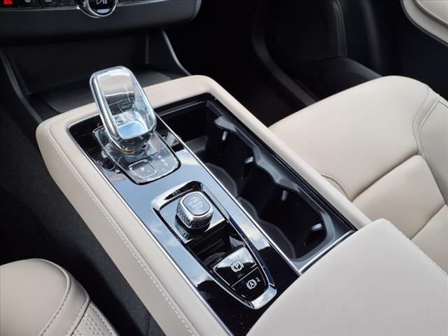 2025 Volvo XC90 T8 Core Bright Theme