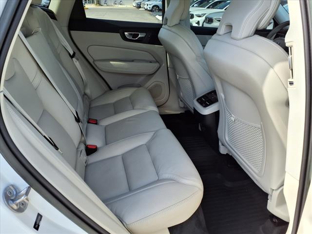 2023 Volvo XC60 B5 Ultimate Bright Theme