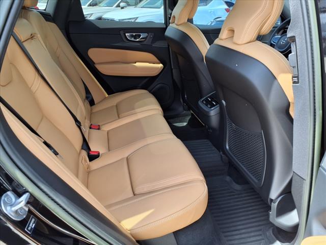 2023 Volvo XC60 B5 Ultimate Dark Theme