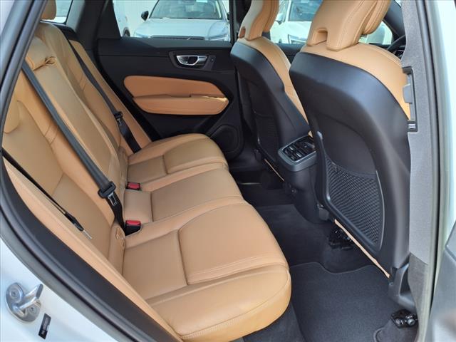 2023 Volvo XC60 B5 Ultimate Bright Theme