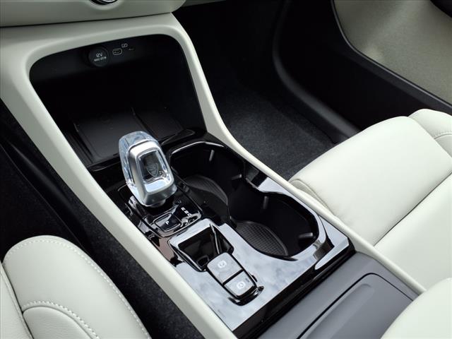 2025 Volvo XC40 B5 Plus Dark Theme
