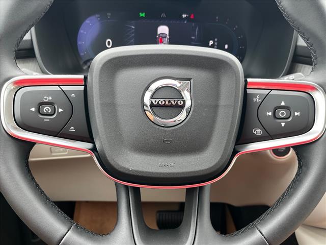2025 Volvo XC40 B5 Ultra Bright Theme