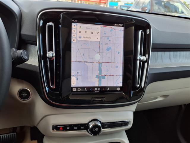 2025 Volvo XC40 B5 Ultra Bright Theme