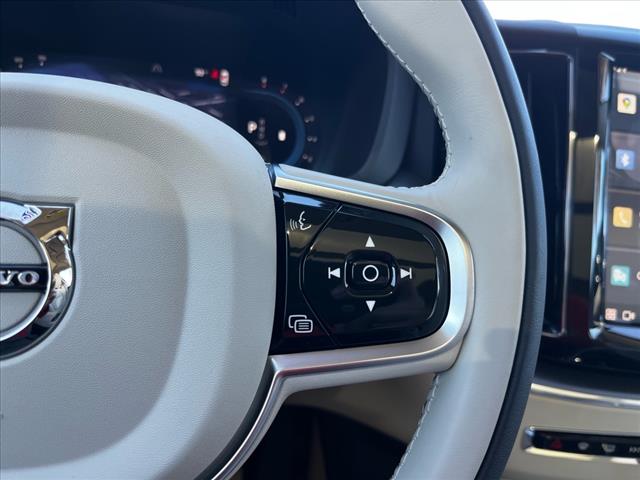 2025 Volvo XC60 B5 Core Dark Theme