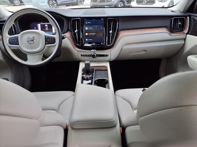 2022 Volvo XC60 B5 Momentum