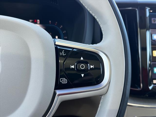 2025 Volvo XC60 B5 Plus Dark Theme