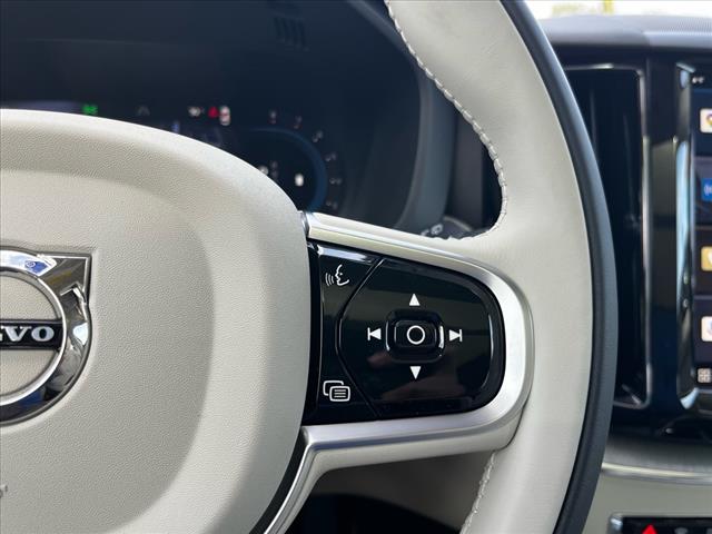 2025 Volvo XC60 B5 Plus Dark Theme