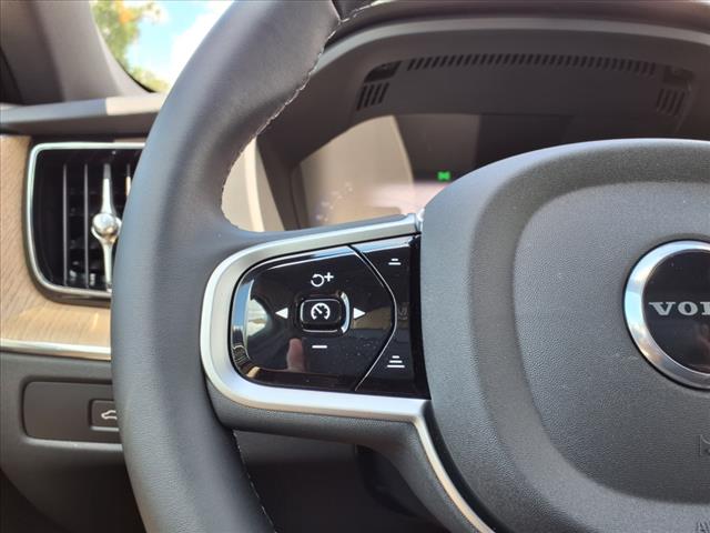 2026 Volvo XC60 B5 Core Dark Theme