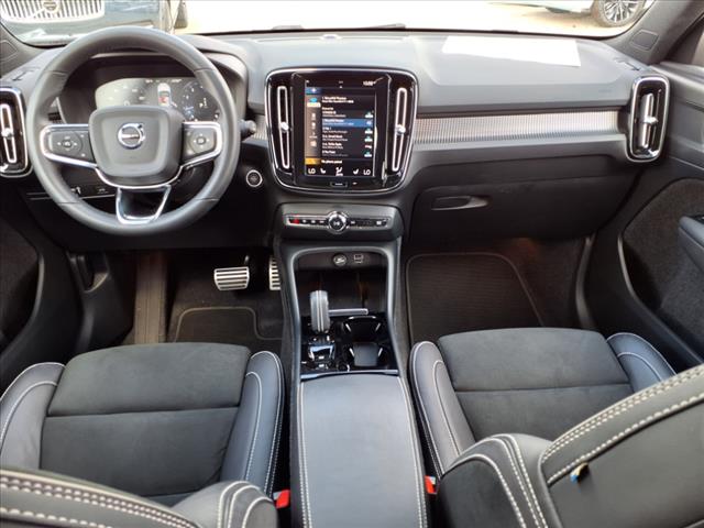 2022 Volvo XC40 T4 R-Design