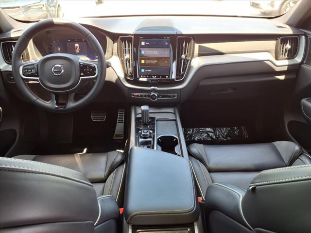 2022 Volvo XC60 B5 R-Design