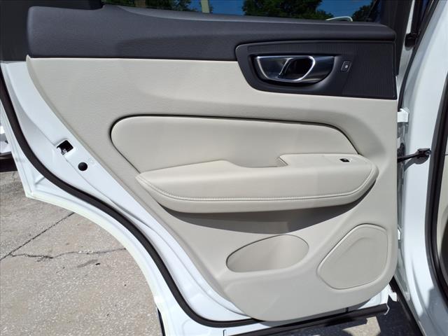2023 Volvo XC60 B5 Ultimate Bright Theme
