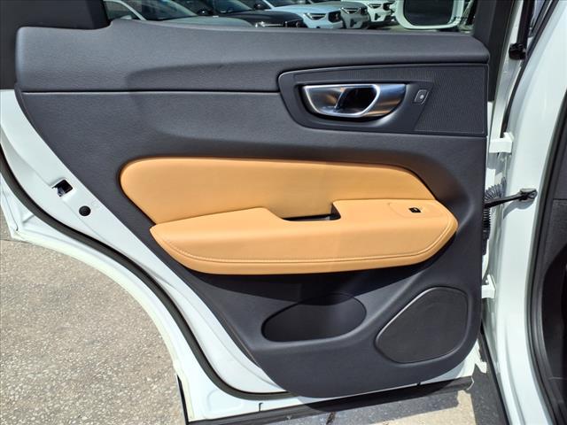 2023 Volvo XC60 B5 Ultimate Bright Theme