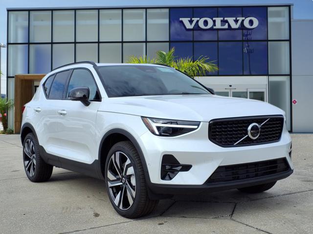 2025 Volvo XC40 B5 Plus Dark Theme